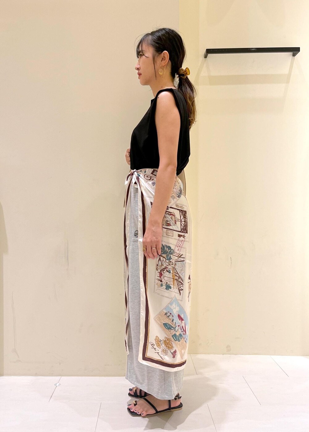 ブラック系のサンダル、グレー系のスカート、ブラック系のシャツ/ブラウスを着用したレディースの夏コーディネートの4枚目の写真