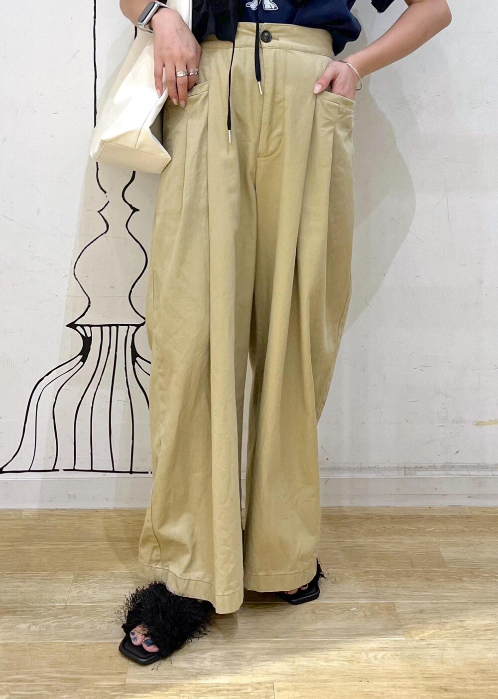 イエロー系のその他パンツ、ホワイト系のトートバッグ、ブラック系のサンダルを着用したレディースの夏コーディネートの8枚目の写真