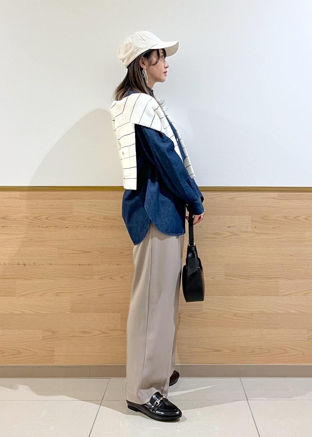 ブラック系のローファー、ブラック系のハンドバッグ、ブラック系のパンプスを着用したレディースの冬コーディネートの3枚目の写真