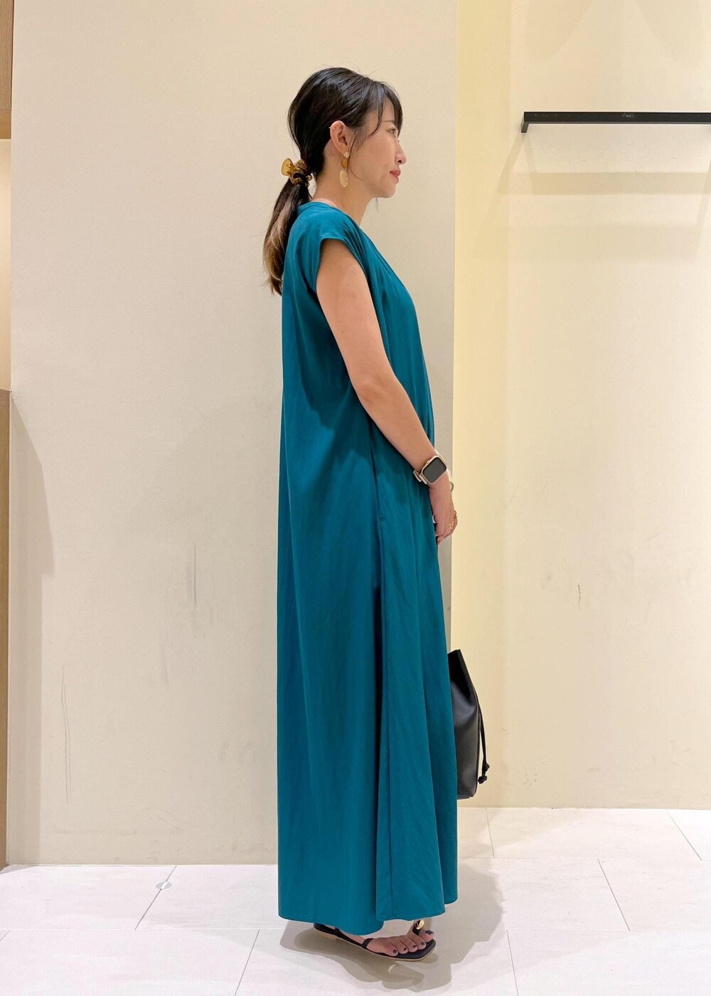 グリーン系のワンピース、ブラック系のニット/セーター、ベージュ系のその他パンツを着用したレディースの夏コーディネートの4枚目の写真