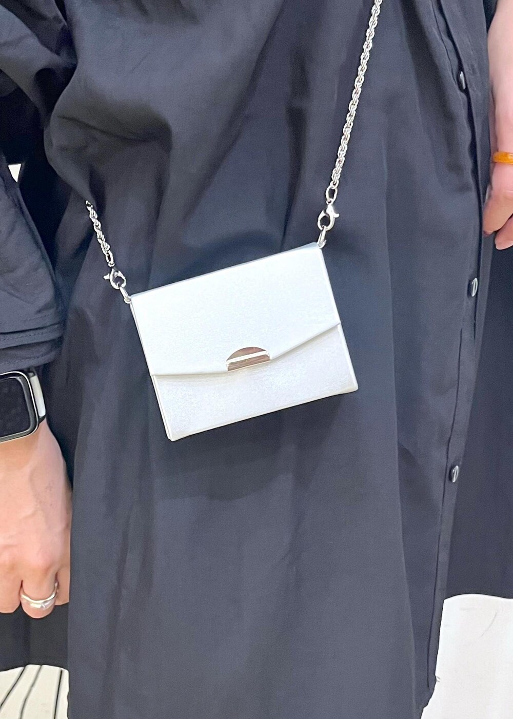 シルバー系のパンプス、ブラック系のシャツ/ブラウス、シルバー系のショルダーバッグを着用したレディースの秋コーディネートの8枚目の写真