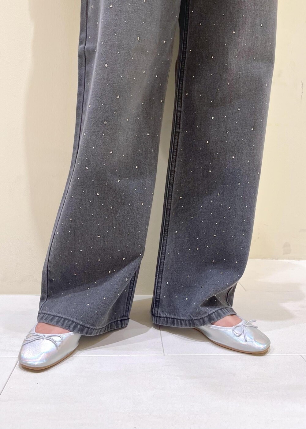 ブラック系のショルダーバッグ、シルバー系のバレエシューズ、ブルー系のシャツ/ブラウスを着用したレディースの夏コーディネートの10枚目の写真