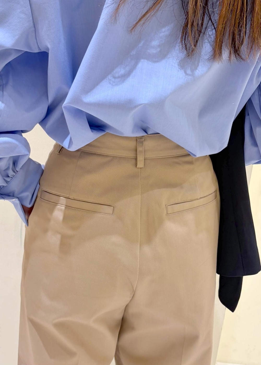 ブラック系のローファー、ブラウン系のボストンバッグ、ブルー系のテーラードジャケットを着用したレディースの冬コーディネートの7枚目の写真