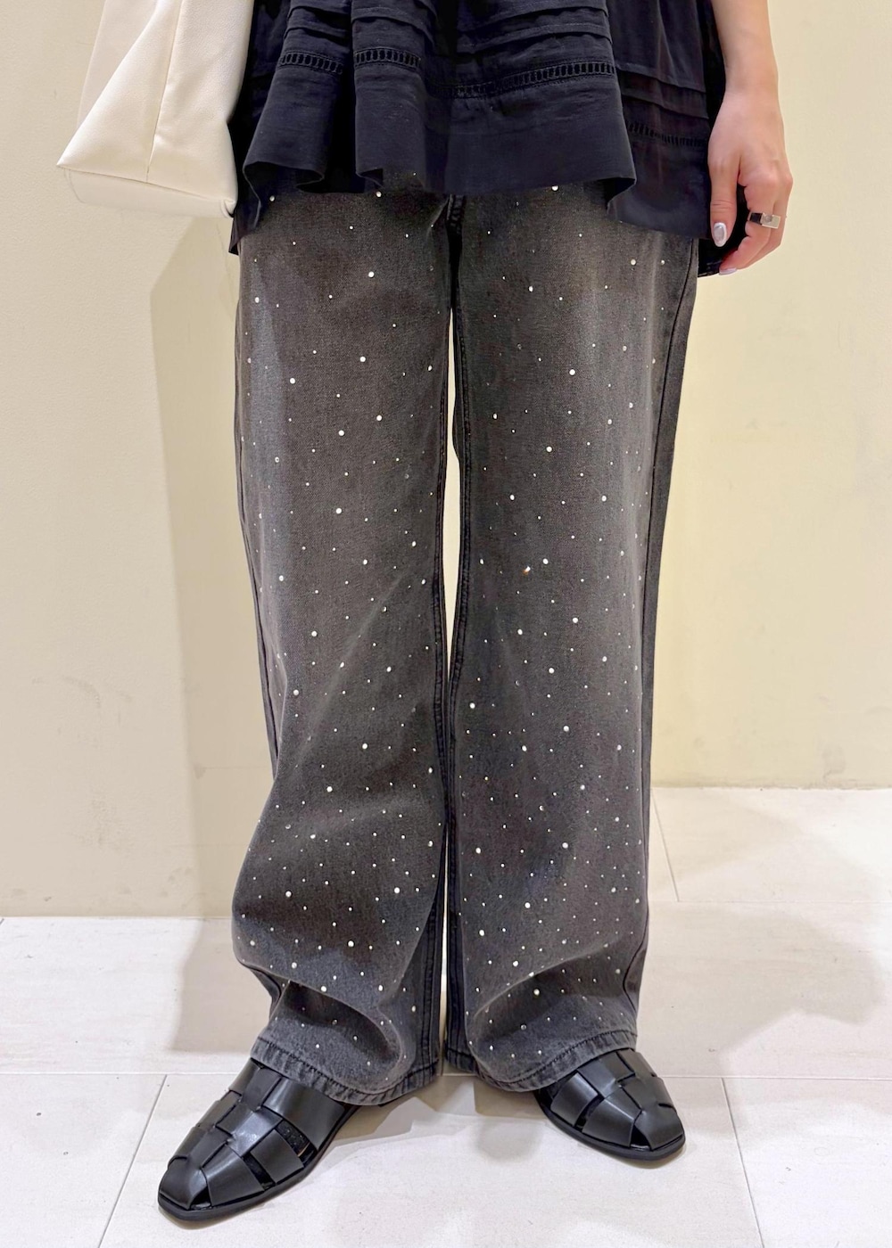 ブラック系のシャツ/ブラウス、ブルー系のニット/セーター、ブラック系のサンダルを着用したレディースの春コーディネートの7枚目の写真
