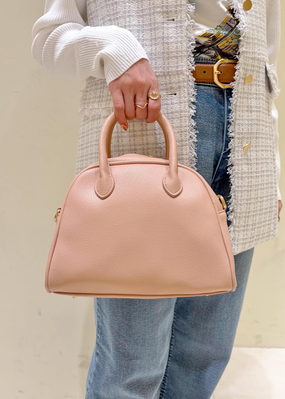 レッド系のバレエシューズ、ピンク系のボストンバッグ、ホワイト系のニット/セーターを着用したレディースの春コーディネートの8枚目の写真