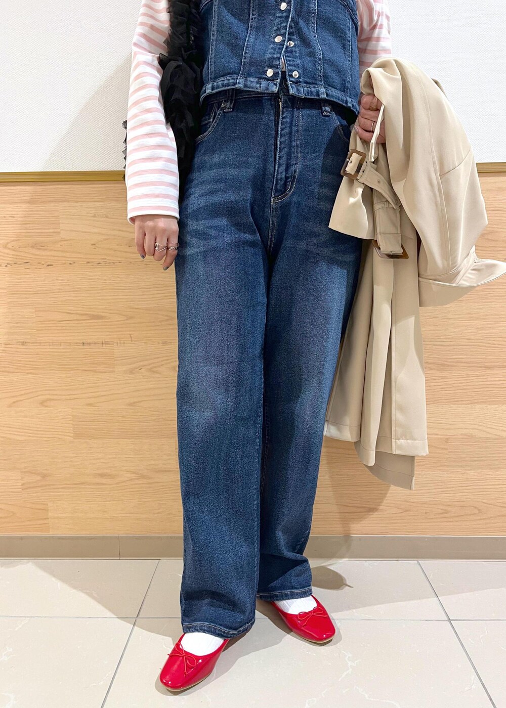 ブルー系のデニムパンツ、ブラック系のショルダーバッグ、ピンク系のTシャツ/カットソーを着用したレディースの春コーディネートの8枚目の写真