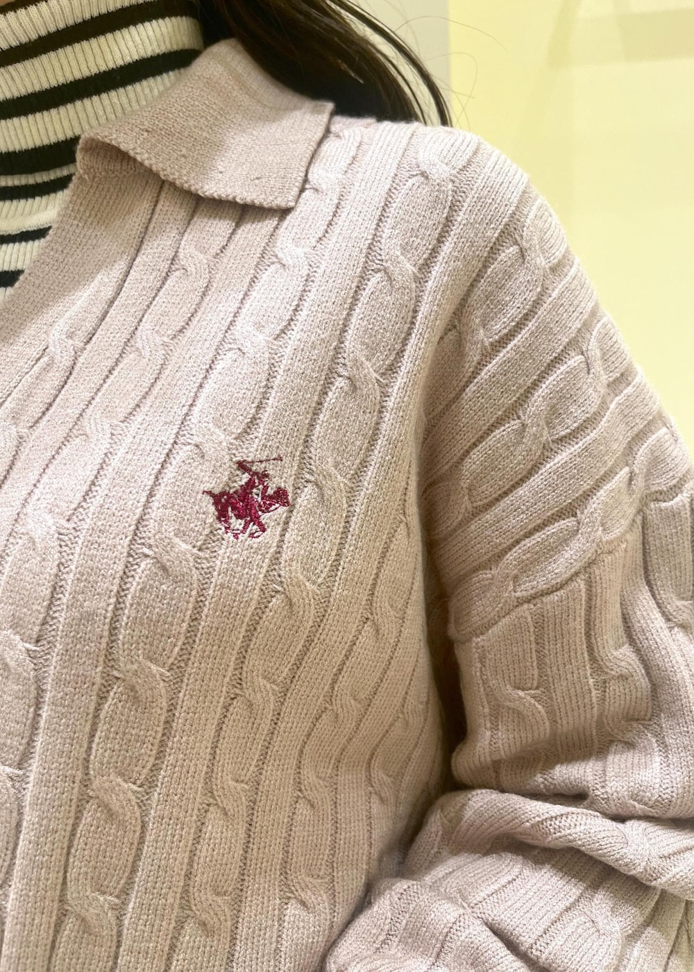 ベージュ系のその他アウター、ホワイト系のニット/セーター、ベージュ系のニット/セーターを着用したレディースの冬コーディネートの5枚目の写真