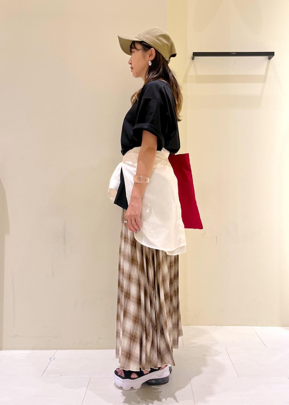 ホワイト系のシャツ/ブラウス、イエロー系のスカート、ブラック系のTシャツ/カットソーを着用したレディースの夏コーディネートの4枚目の写真