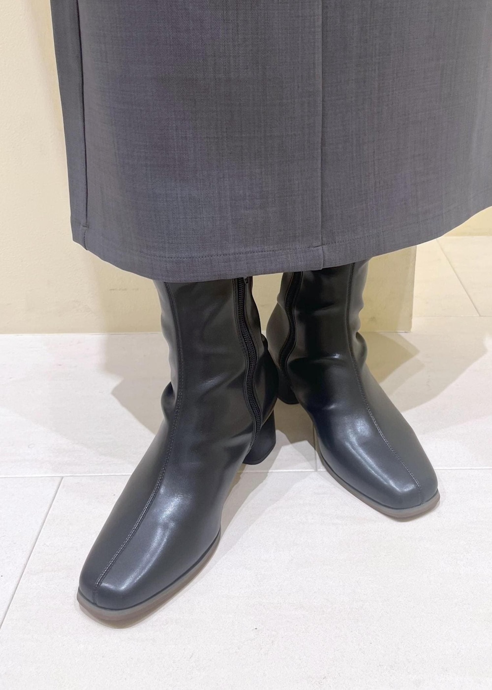 グレー系のスカート、ホワイト系のシャツ/ブラウス、グリーン系のカーディガン/ボレロを着用したレディースの秋コーディネートの10枚目の写真