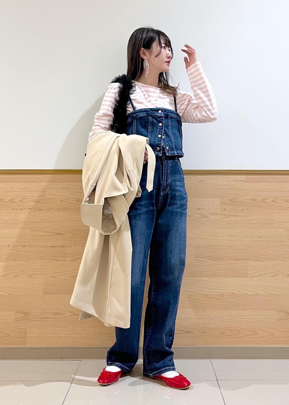 ブルー系のデニムパンツ、ブルー系のベスト、ピンク系のTシャツ/カットソーを着用したレディースの冬コーディネートの10枚目の写真