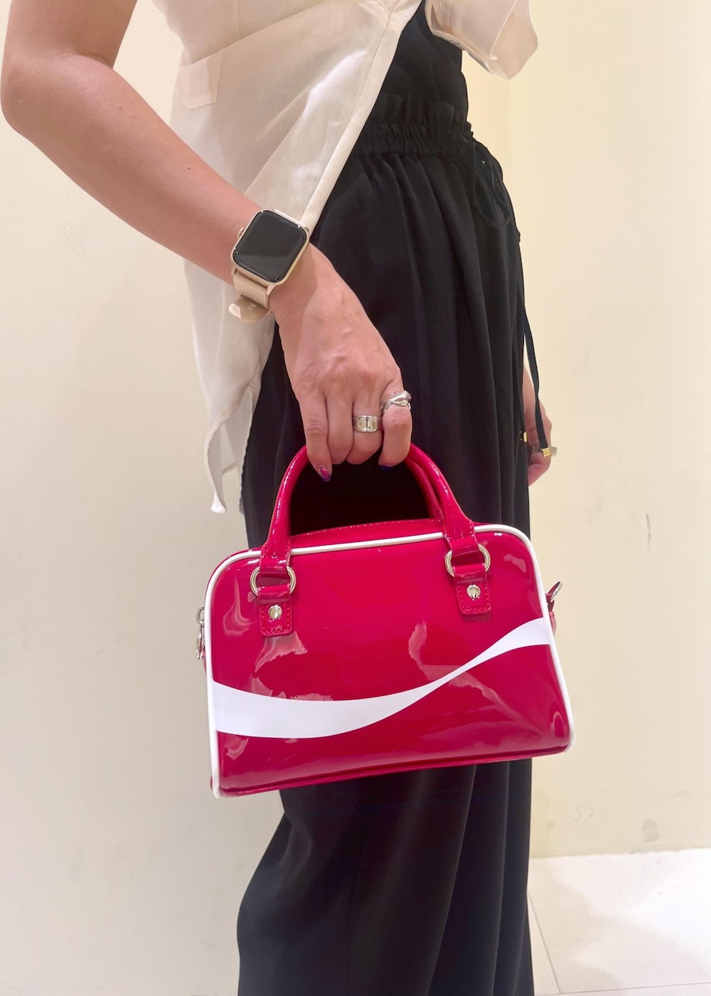 ブラック系のニット/セーター、ホワイト系のシャツ/ブラウス、ブラック系のサンダルを着用したレディースの夏コーディネートの9枚目の写真