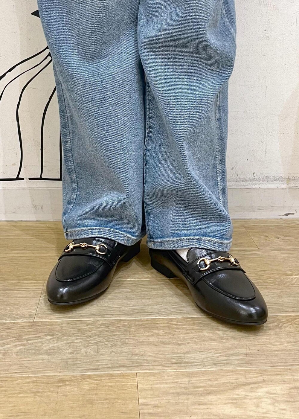 ホワイト系のニット/セーター、ブルー系のデニムパンツ、ブラック系のローファーを着用したレディースの冬コーディネートの10枚目の写真