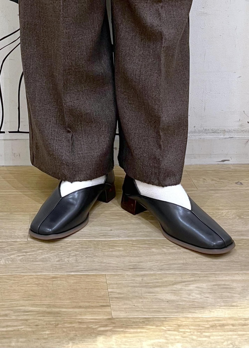 ホワイト系のニット/セーター、グリーン系のその他アウター、ブラウン系のその他パンツを着用したレディースの冬コーディネートの6枚目の写真