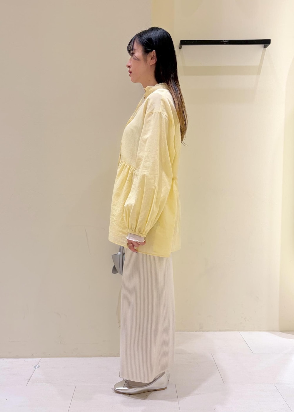 ホワイト系のTシャツ/カットソー、シルバー系のショルダーバッグ、ホワイト系のスカートを着用したレディースの春コーディネートの2枚目の写真