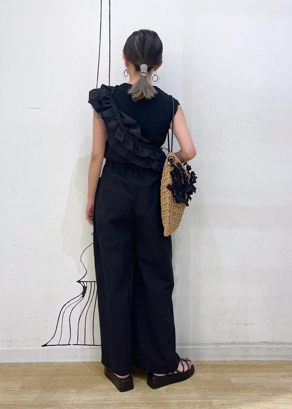 ブラック系のニット/セーター、ブラック系のサンダル、ブラック系のその他パンツを着用したレディースの夏コーディネートの5枚目の写真