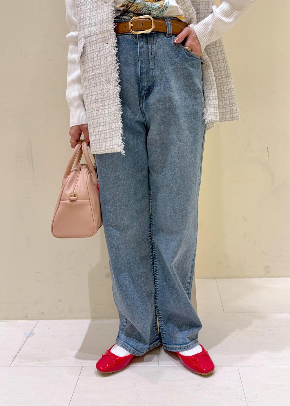 レッド系のバレエシューズ、ピンク系のボストンバッグ、ホワイト系のニット/セーターを着用したレディースの春コーディネートの9枚目の写真