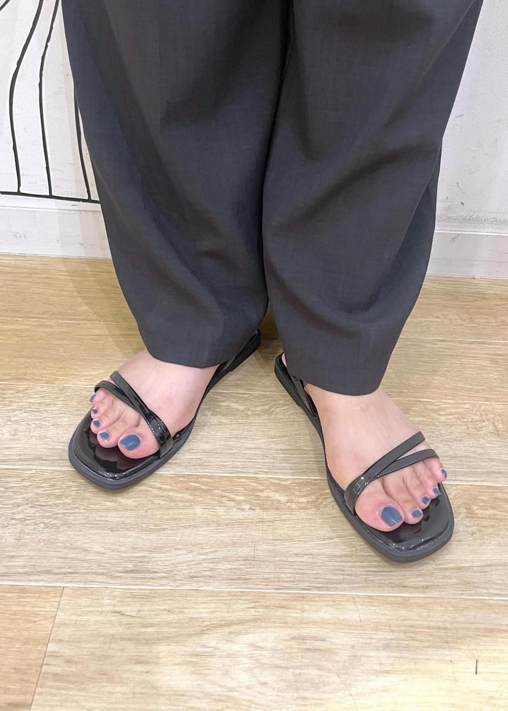 ブラック系のサンダル、グレー系のその他パンツ、ホワイト系のTシャツ/カットソーを着用したレディースの夏コーディネートの9枚目の写真