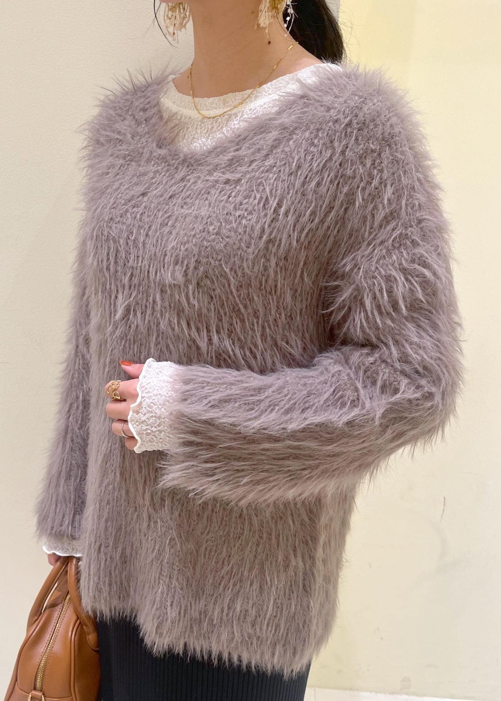 ホワイト系のTシャツ/カットソー、ブラウン系のニット/セーター、ブラウン系のローファーを着用したレディースの秋コーディネートの5枚目の写真