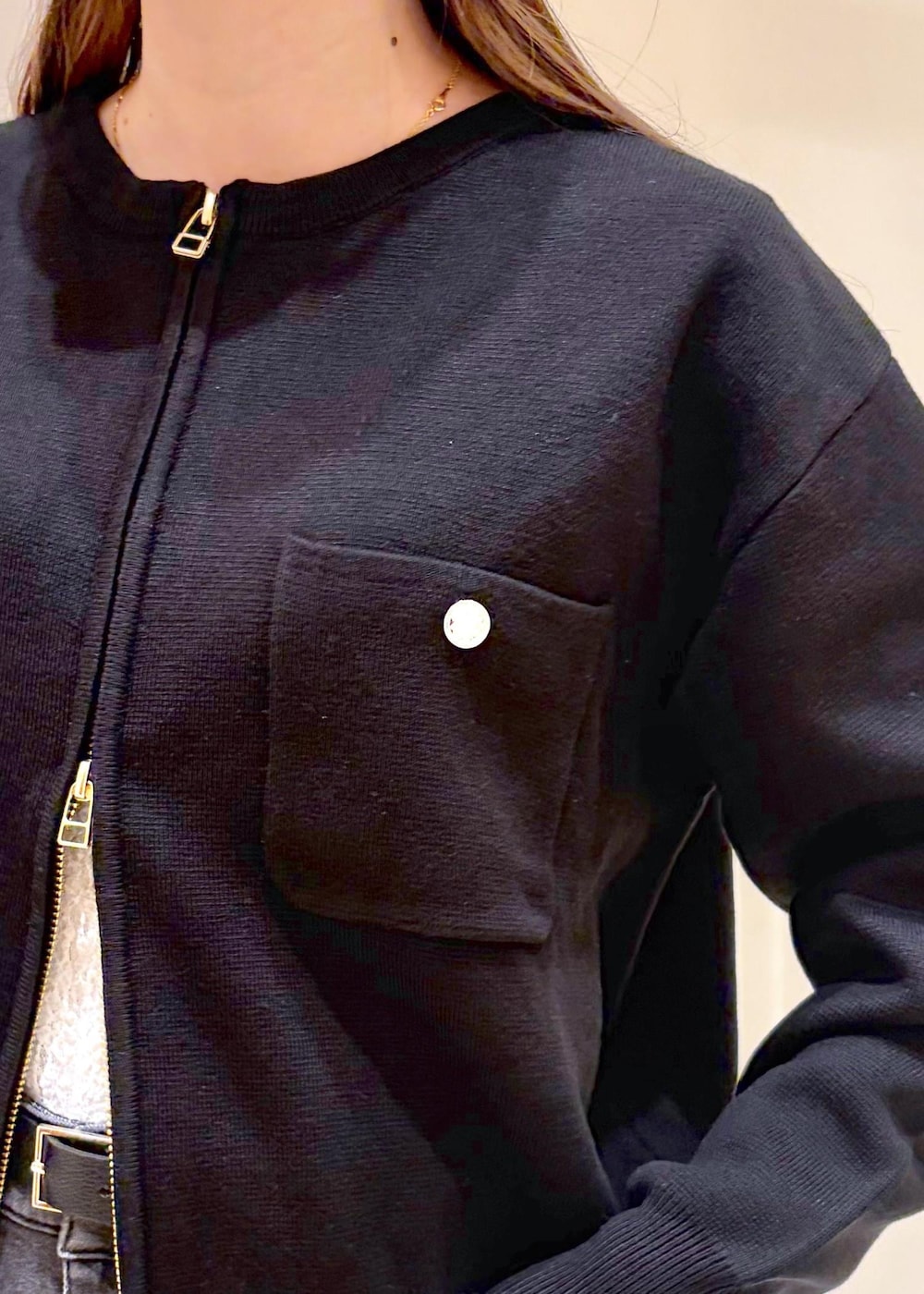 ホワイト系のTシャツ/カットソー、ブラック系のカーディガン/ボレロ、ブラック系のデニムパンツを着用したレディースの春コーディネートの6枚目の写真