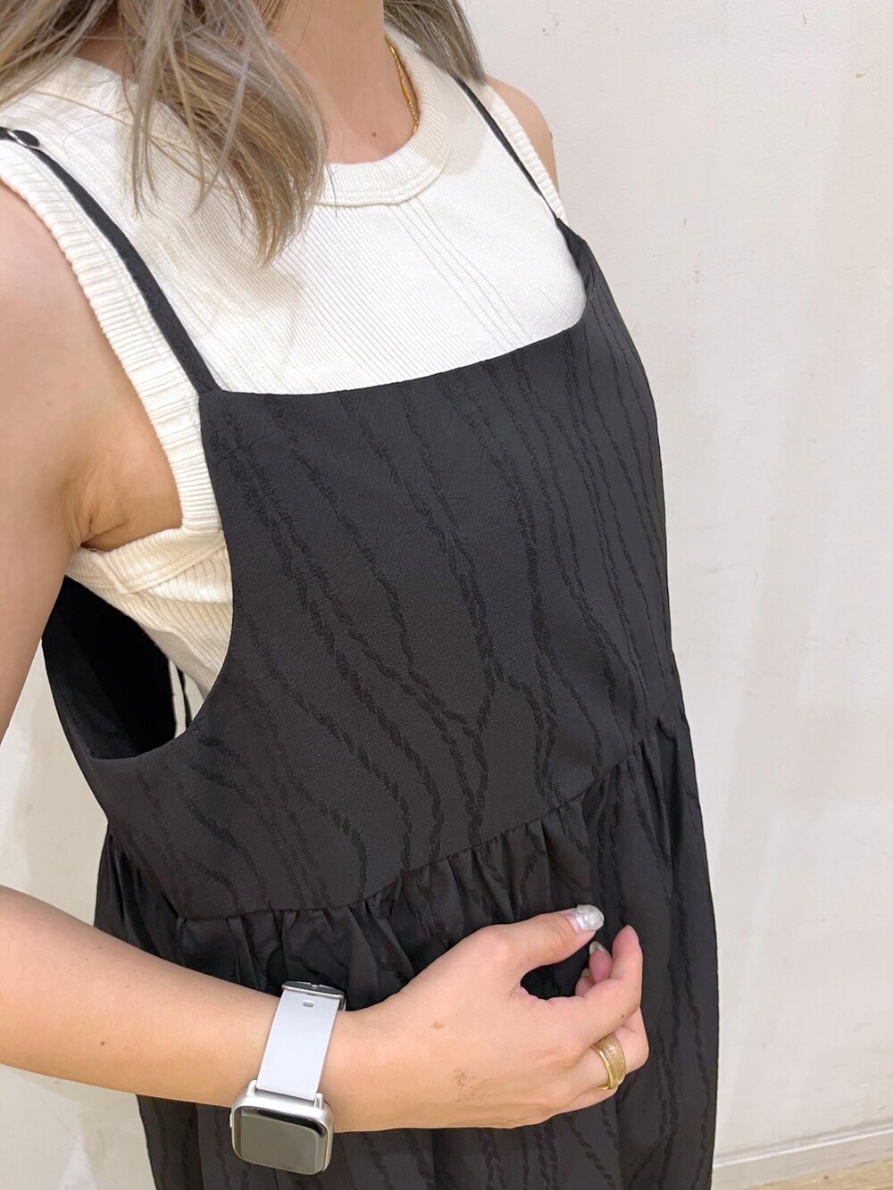 シルバー系のトートバッグ、ベージュ系のタンクトップ、ブラック系のワンピースを着用したレディースの夏コーディネートの6枚目の写真