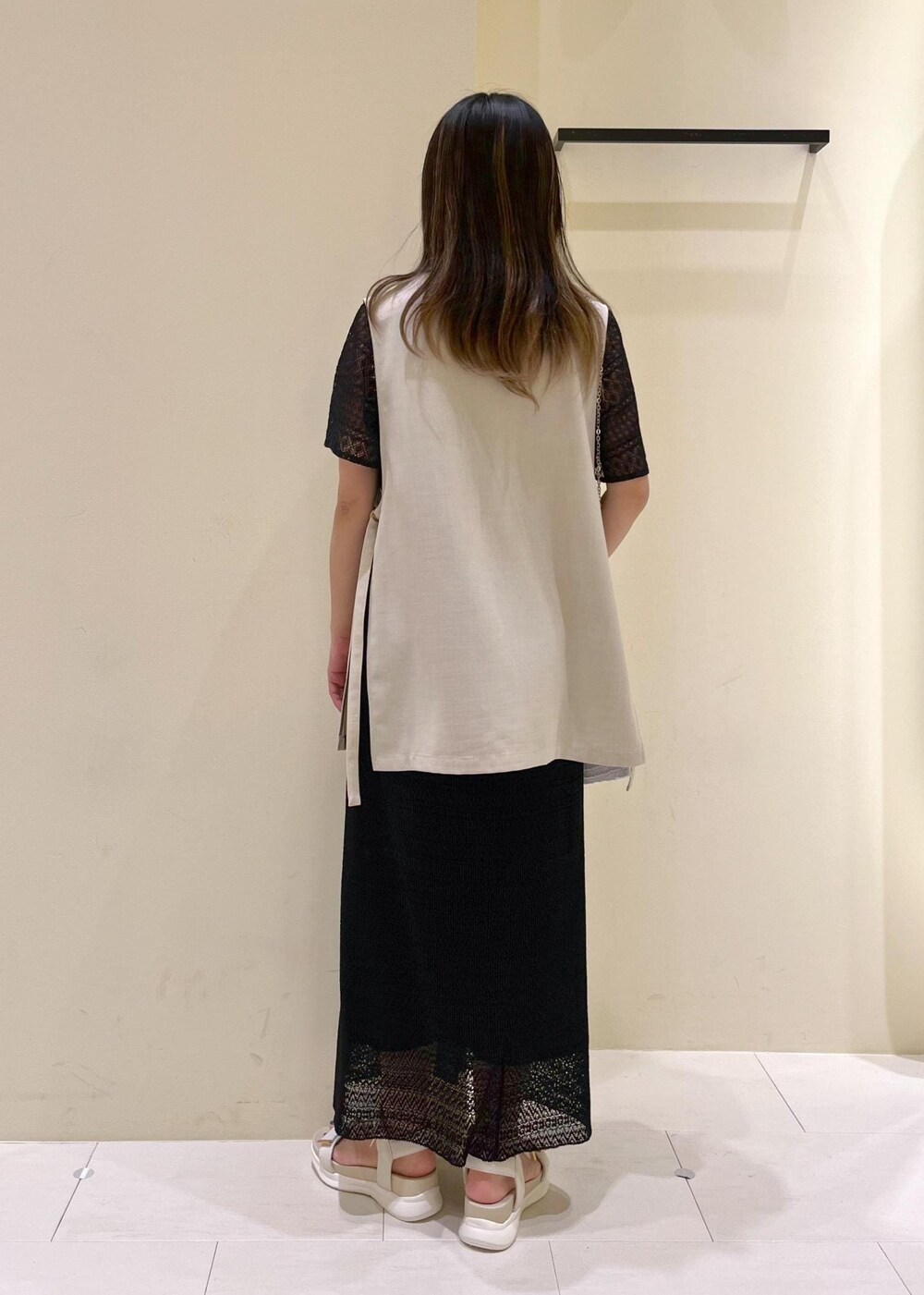 その他のショルダーバッグ、ベージュ系のベスト、ホワイト系のサンダルを着用したレディースの春コーディネートの4枚目の写真