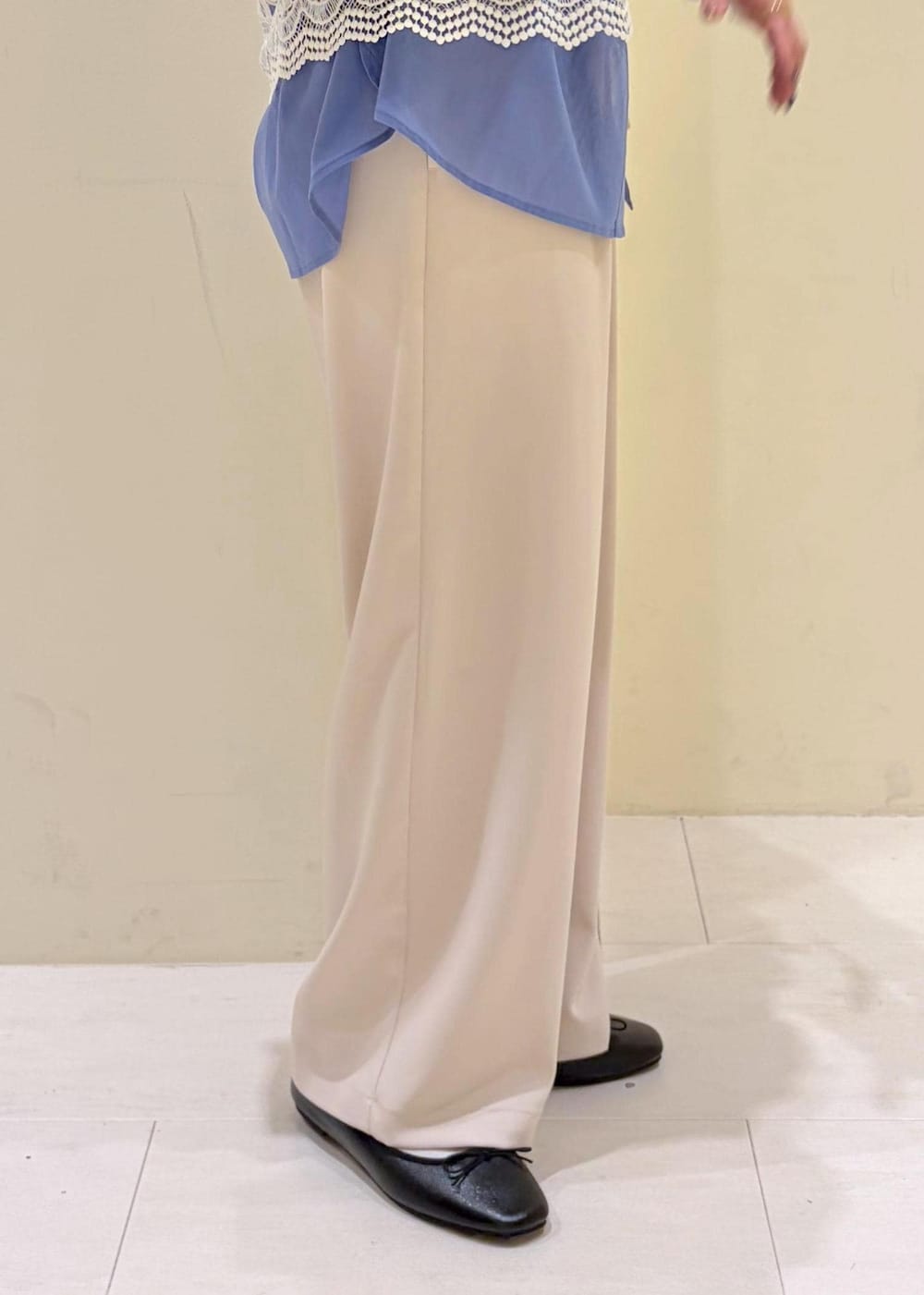 ブラック系のショルダーバッグ、ベージュ系のその他パンツ、ホワイト系のキャミソールを着用したレディースの春コーディネートの8枚目の写真