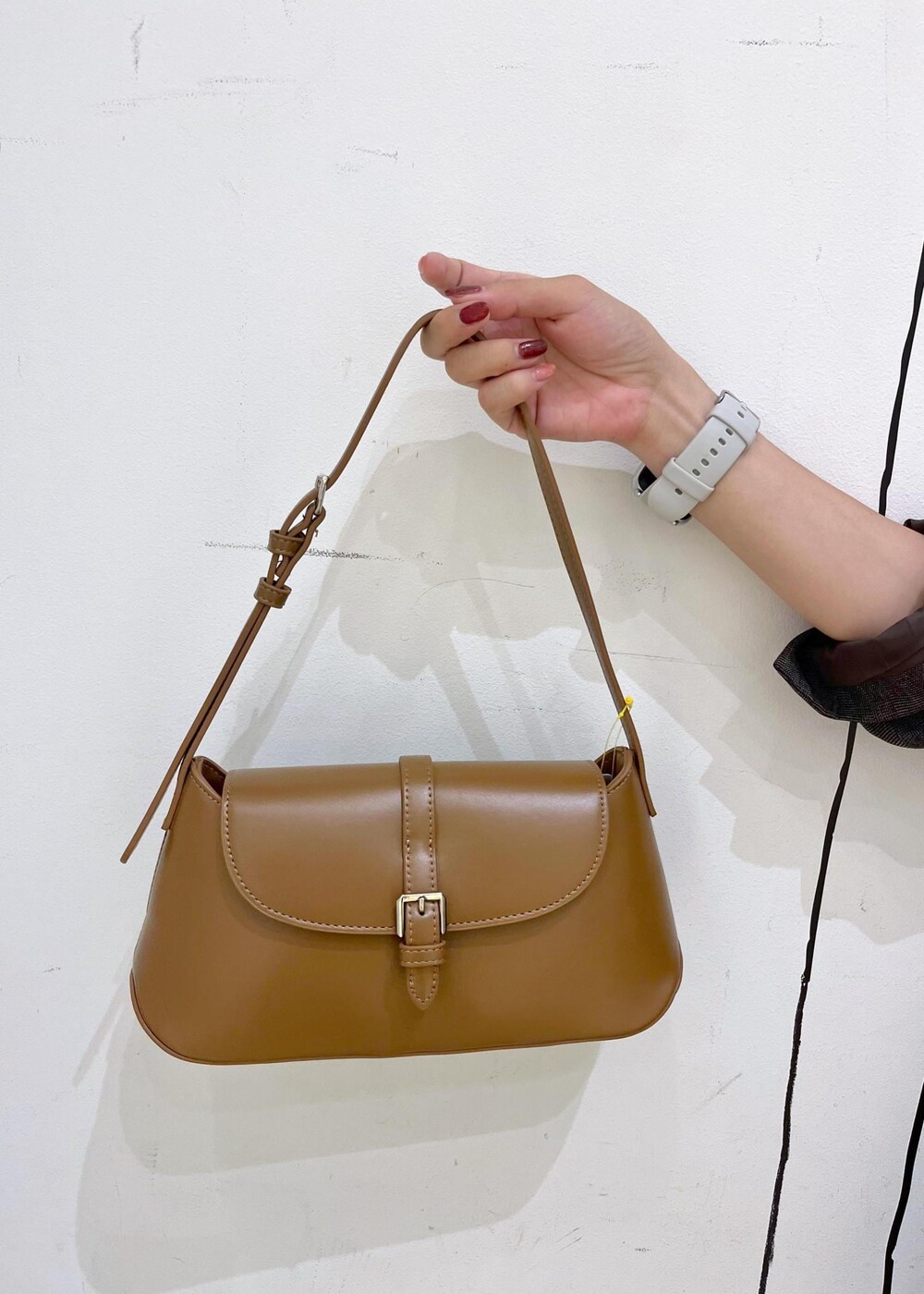 ブラック系のスカート、ベージュ系のTシャツ/カットソー、ブラウン系のテーラードジャケットを着用したレディースの秋コーディネートの7枚目の写真