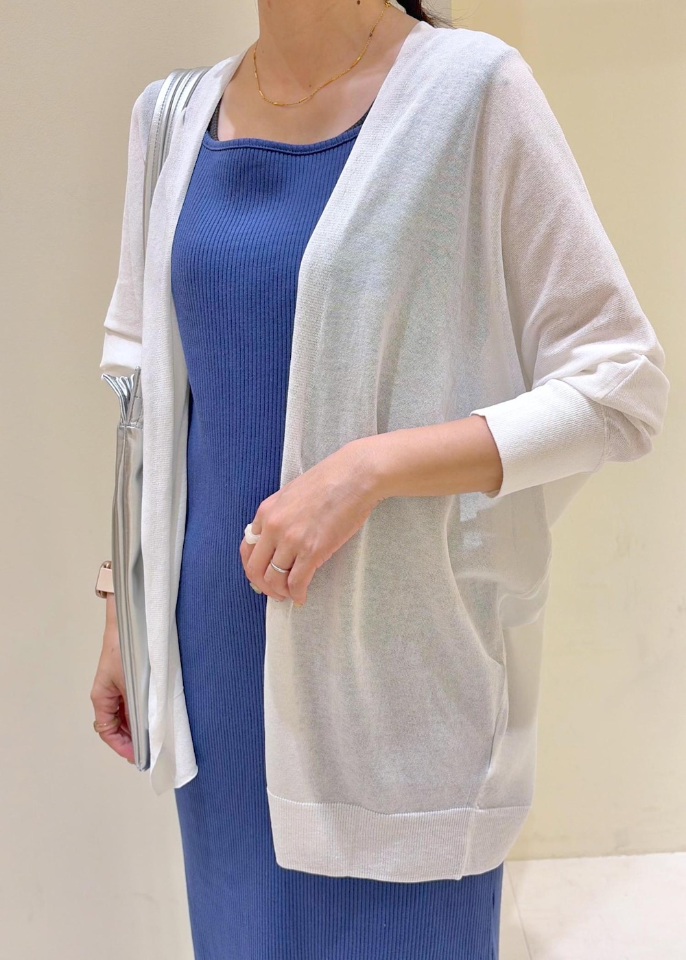 ブラック系のその他パンツ、ブルー系のワンピース、ホワイト系のカーディガン/ボレロを着用したレディースの春コーディネートの7枚目の写真