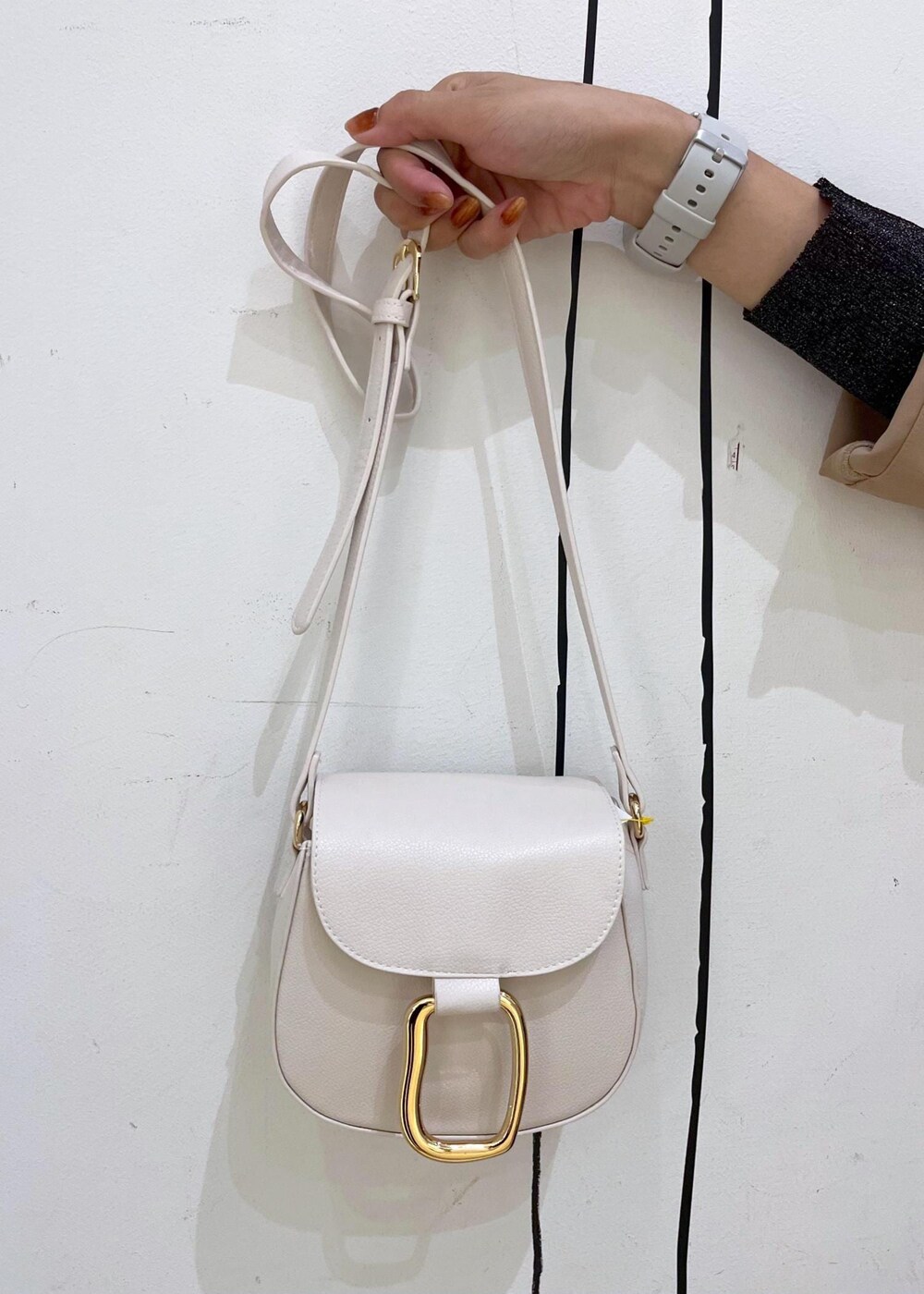 ブラック系のニット/セーター、ホワイト系のキャミソール、ベージュ系のローファーを着用したレディースの秋コーディネートの8枚目の写真