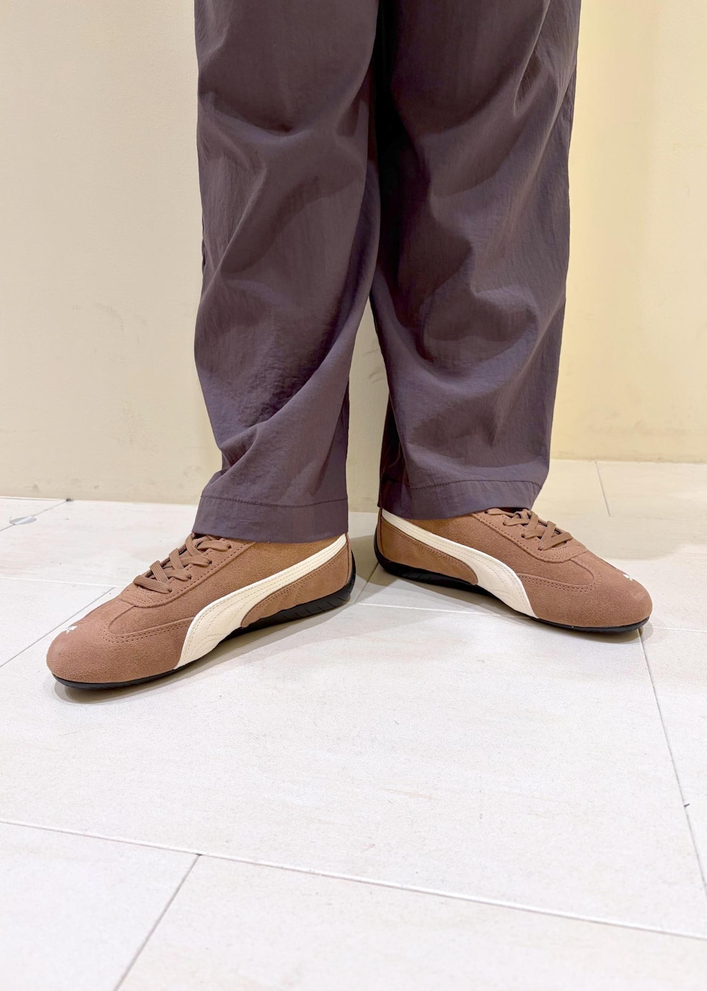グレー系のパーカー、グレー系のその他パンツ、ブラック系のショルダーバッグを着用したレディースの春コーディネートの9枚目の写真