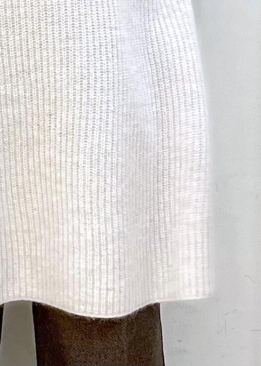 グレー系のTシャツ/カットソー、グレー系のワンピース、ブラウン系のその他パンツを着用したレディースの秋コーディネートの7枚目の写真