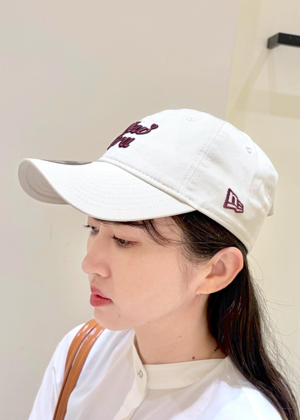 ブラウン系のトートバッグ、ホワイト系のシャツ/ブラウス、ブラック系のスカートを着用したレディースの秋コーディネートの5枚目の写真