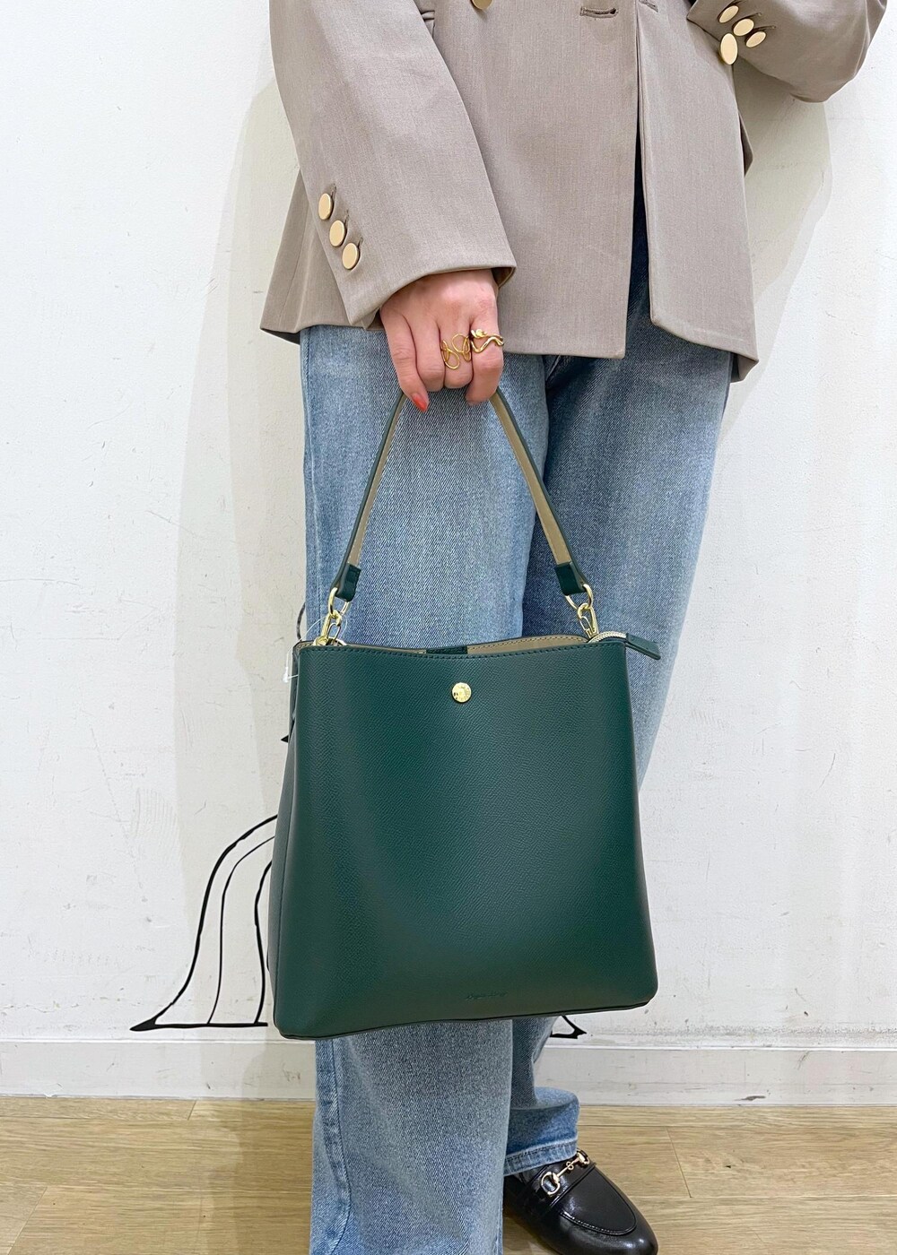 ホワイト系のニット/セーター、ブルー系のデニムパンツ、ブラック系のローファーを着用したレディースの冬コーディネートの9枚目の写真