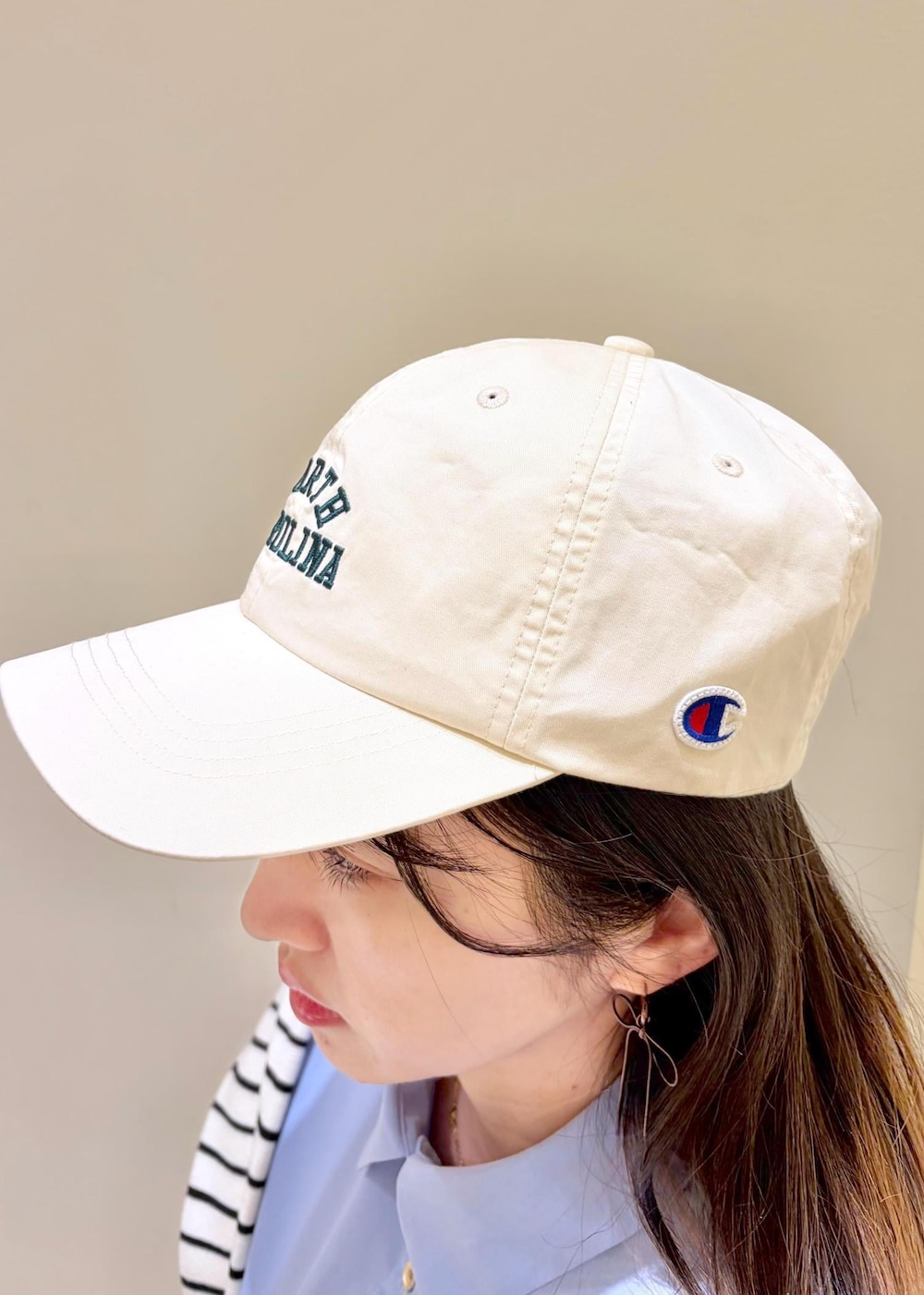 ホワイト系のバレエシューズ、イエロー系のショルダーバッグ、ベージュ系のチノパンツを着用したレディースの冬コーディネートの5枚目の写真