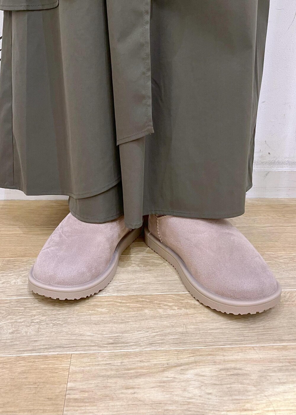 グリーン系のスカート、グレー系のワンピース、ホワイト系のボディバッグ/ウエストポーチを着用したレディースの秋コーディネートの10枚目の写真