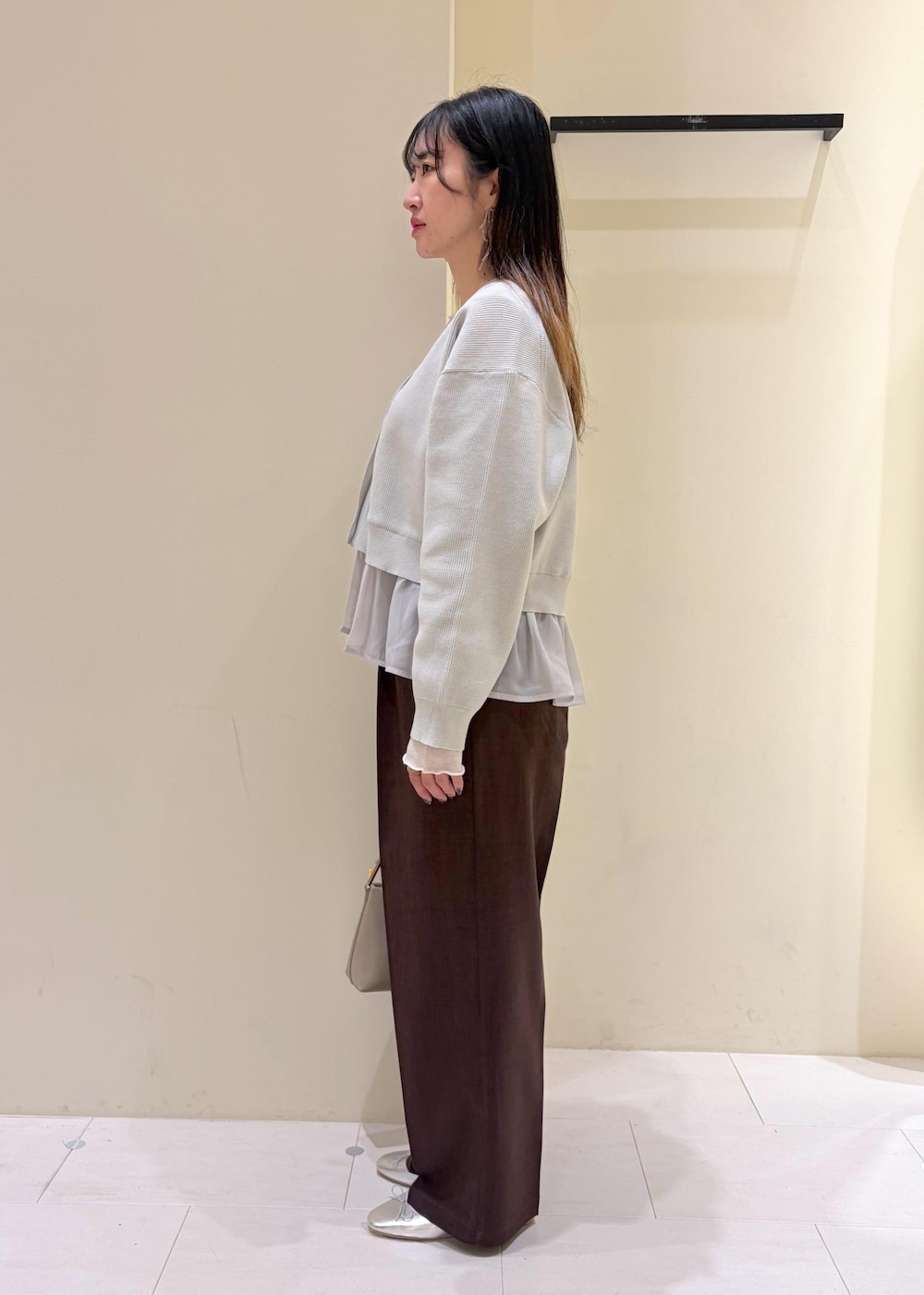 ホワイト系のTシャツ/カットソー、グレー系のカーディガン/ボレロ、ブラウン系のその他パンツを着用したレディースの春コーディネートの5枚目の写真