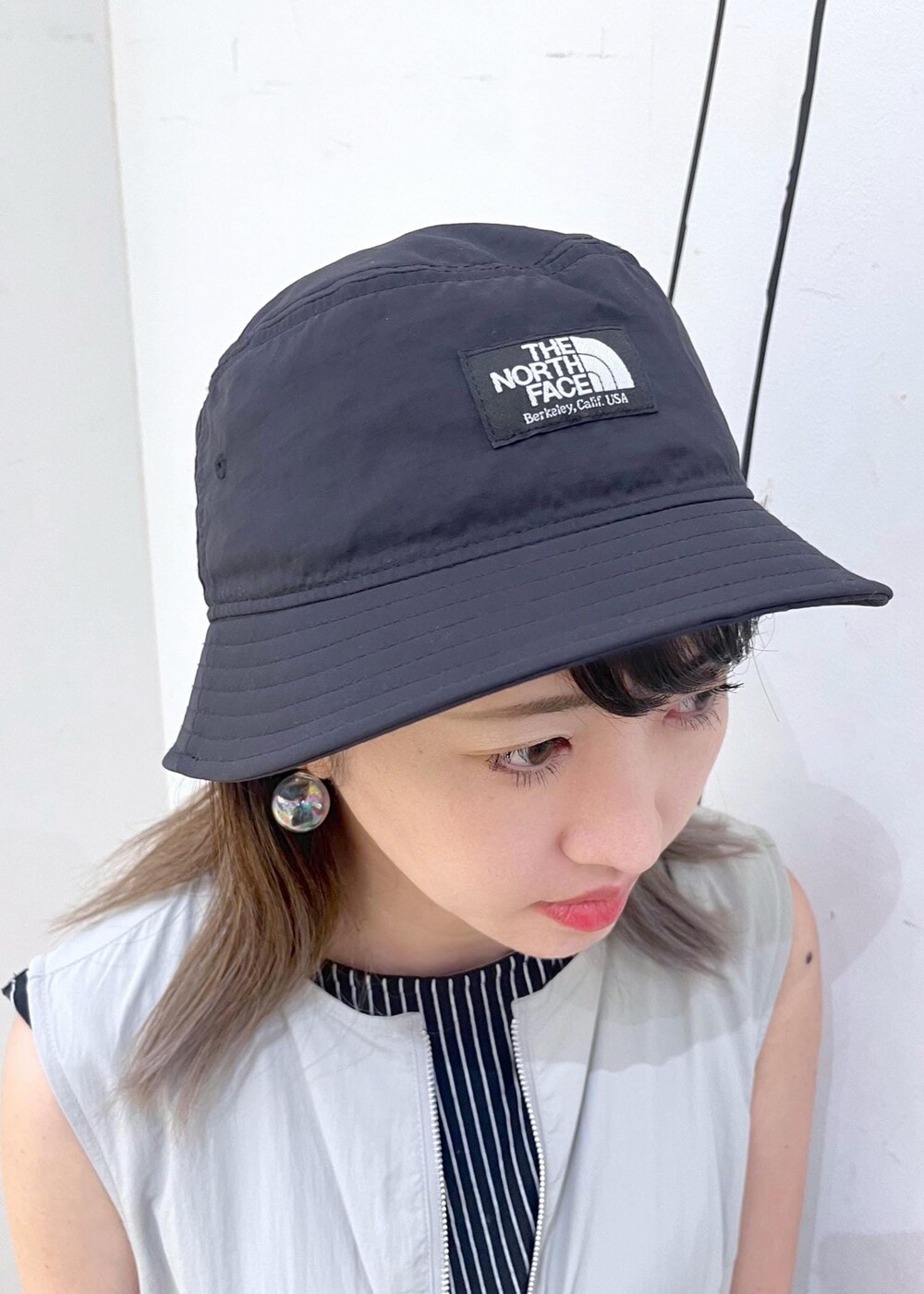 ホワイト系のトートバッグ、ブラック系のTシャツ/カットソー、グレー系のワンピースを着用したレディースの夏コーディネートの6枚目の写真