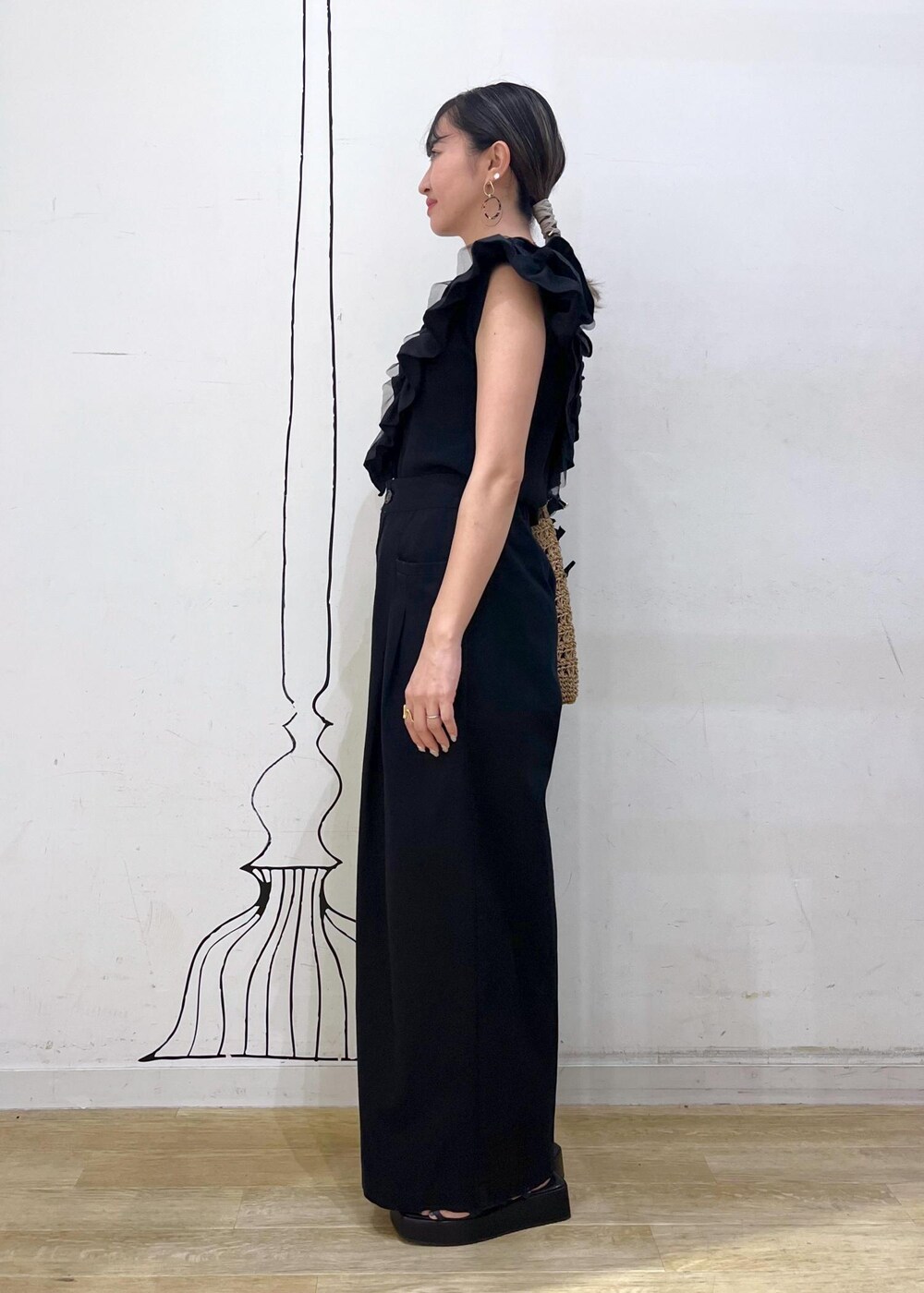 ブラック系のニット/セーター、ブラック系のサンダル、ブラック系のその他パンツを着用したレディースの夏コーディネートの4枚目の写真