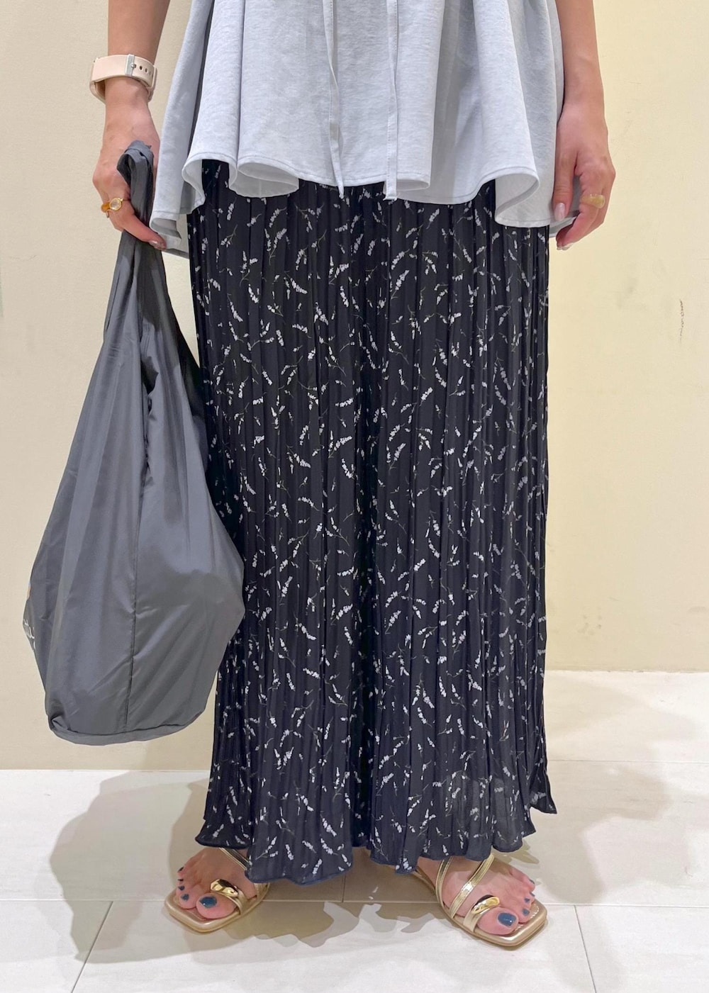 ゴールド系のサンダル、ブルー系のその他パンツ、ブルー系のシャツ/ブラウスを着用したレディースの夏コーディネートの8枚目の写真