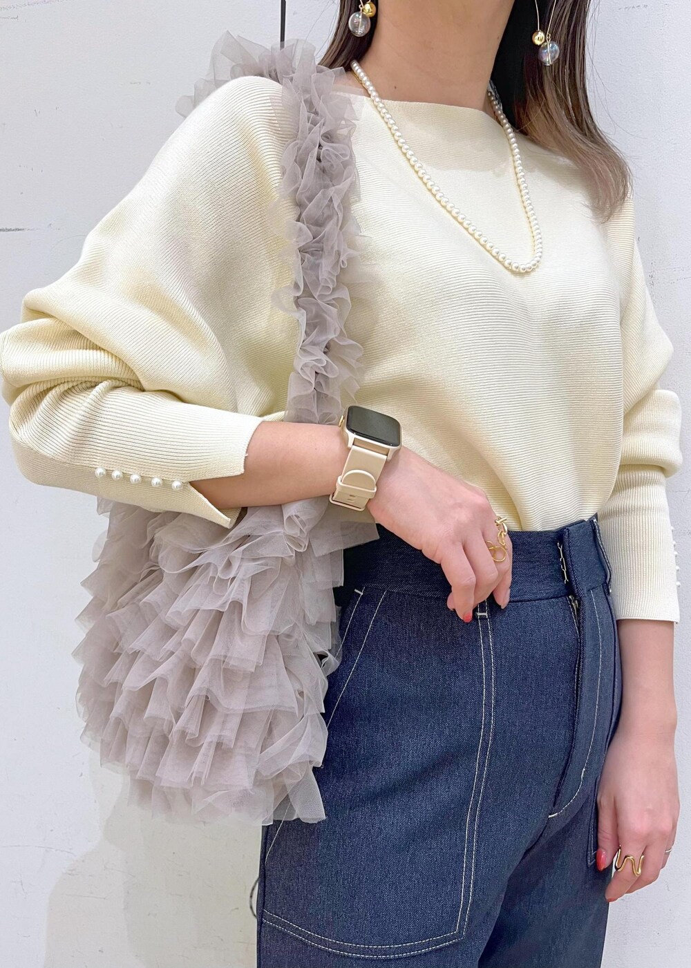 ゴールド系のバレエシューズ、ブルー系のその他パンツ、ベージュ系のショルダーバッグを着用したレディースの冬コーディネートの6枚目の写真