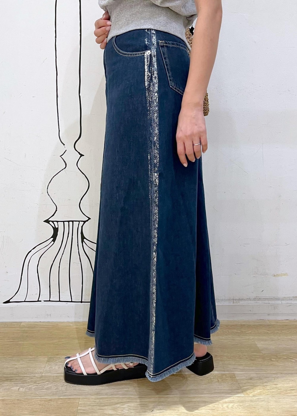 ホワイト系のサンダル、ブラック系のトートバッグ、グレー系のスウェットを着用したレディースの夏コーディネートの6枚目の写真