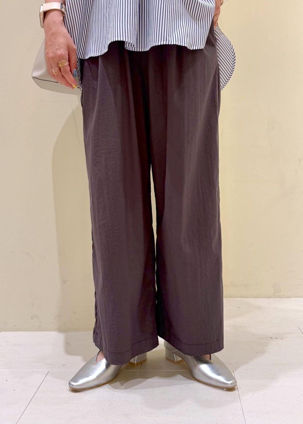 ブルー系のシャツ/ブラウス、ブラック系のニット/セーター、グレー系のその他パンツを着用したレディースの春コーディネートの7枚目の写真
