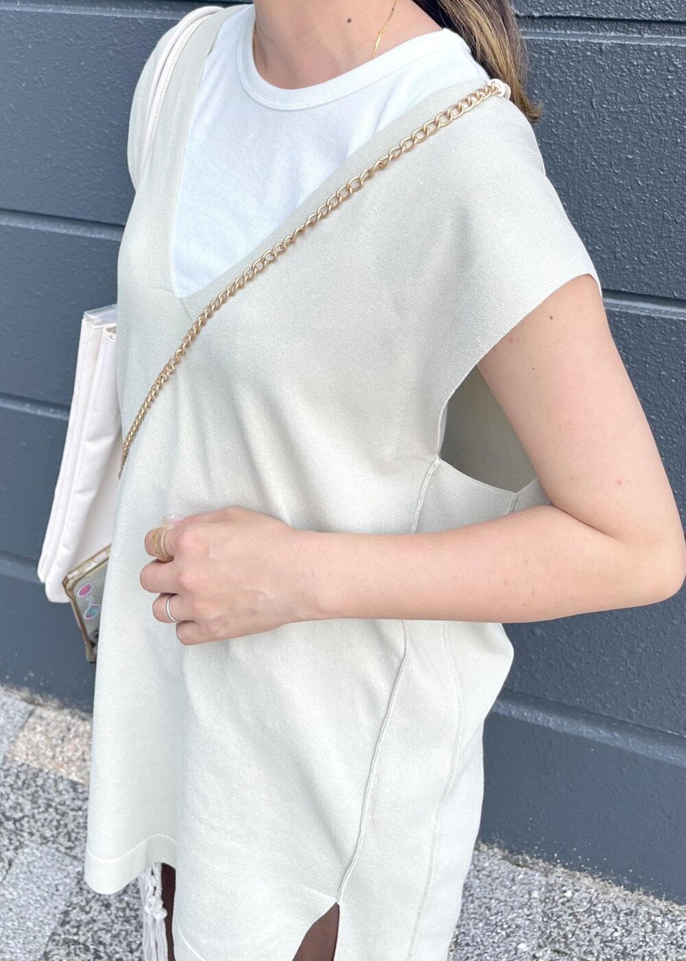 ホワイト系のトートバッグ、ホワイト系のスカート、ブラウン系のその他パンツを着用したレディースの夏コーディネートの6枚目の写真