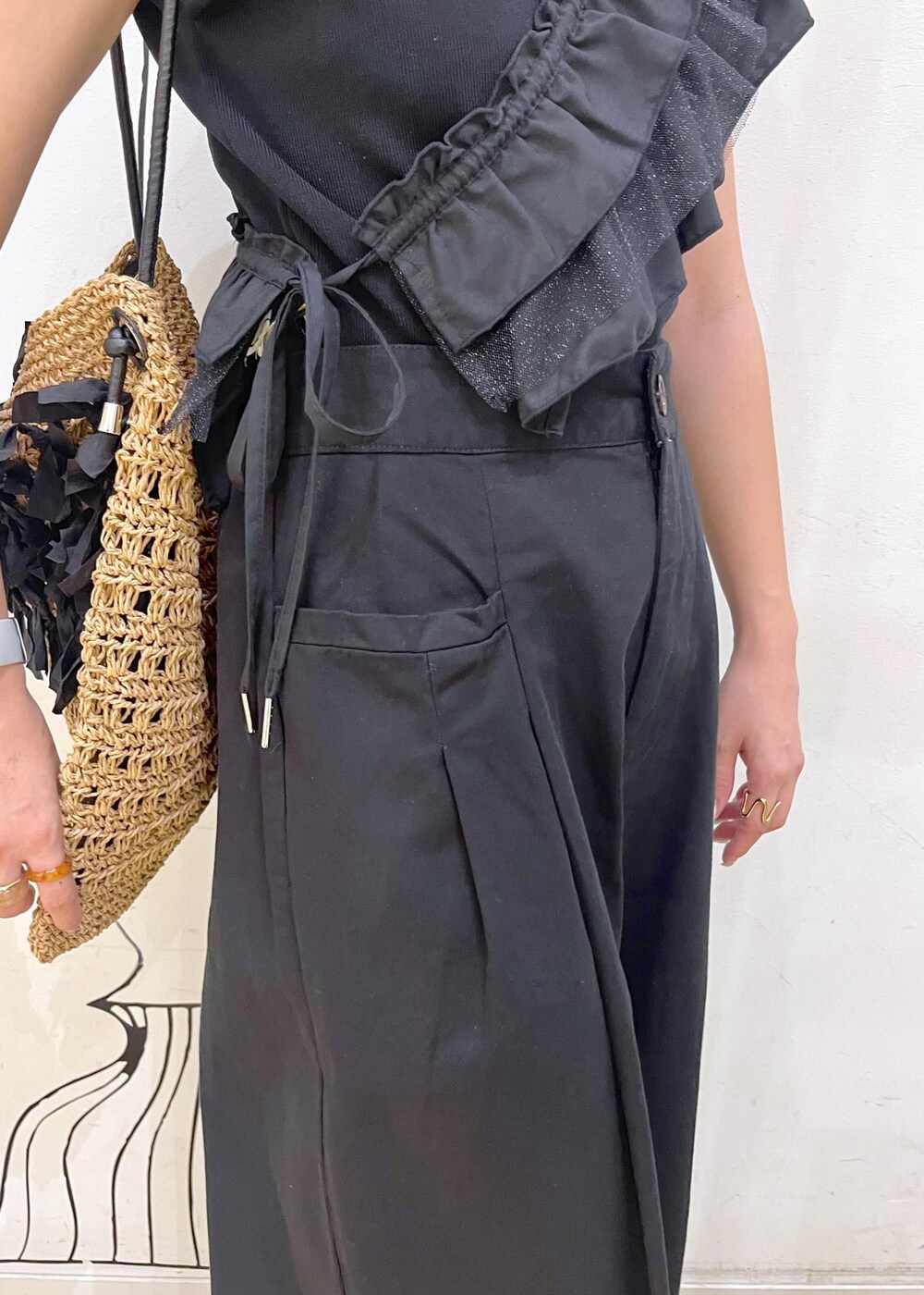 ブラック系のニット/セーター、ブラック系のサンダル、ブラック系のその他パンツを着用したレディースの夏コーディネートの7枚目の写真