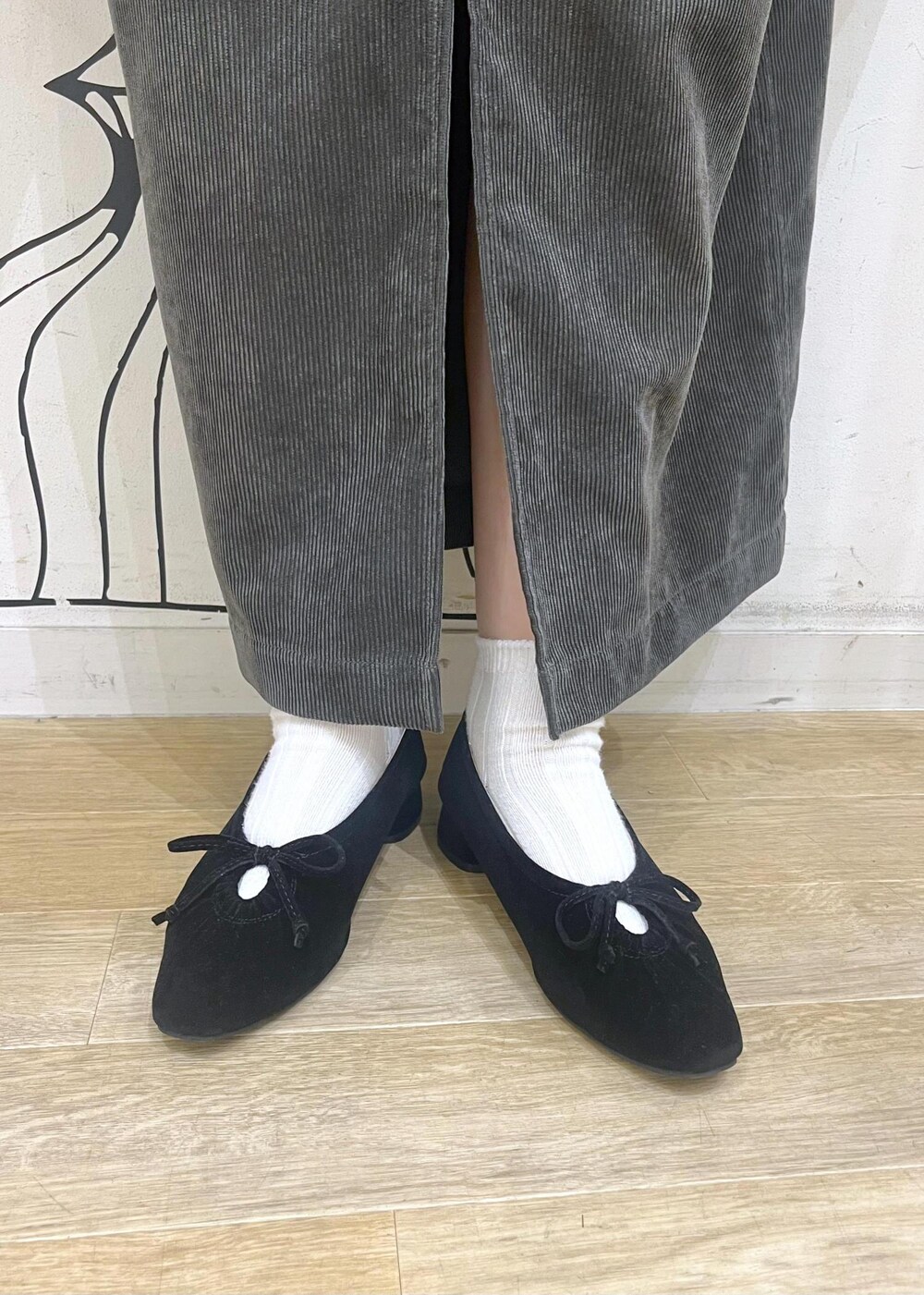 ブラック系のTシャツ/カットソー、ピンク系のショルダーバッグ、ホワイト系のマウンテンパーカーを着用したレディースの秋コーディネートの10枚目の写真