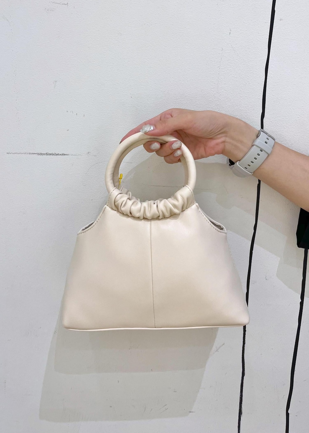 ブラック系のサンダル、グレー系のその他パンツ、ホワイト系のTシャツ/カットソーを着用したレディースの夏コーディネートの8枚目の写真