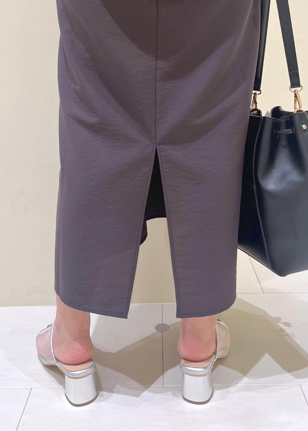 ブラック系のタンクトップ、グレー系のワンピース、グレー系のカーディガン/ボレロを着用したレディースの夏コーディネートの9枚目の写真