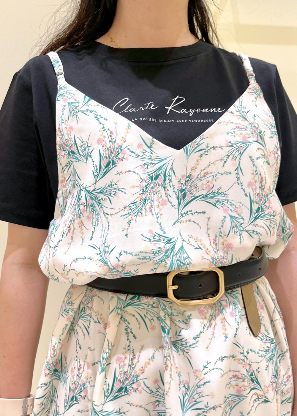 ブラック系のサンダル、ホワイト系のその他パンツ、ホワイト系のワンピースを着用したレディースの夏コーディネートの5枚目の写真