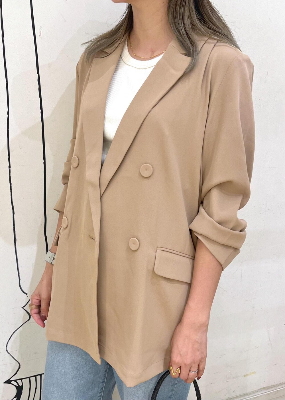 ブラウン系のローファー、ブラック系のトートバッグ、ブルー系のデニムパンツを着用したレディースの秋コーディネートの7枚目の写真