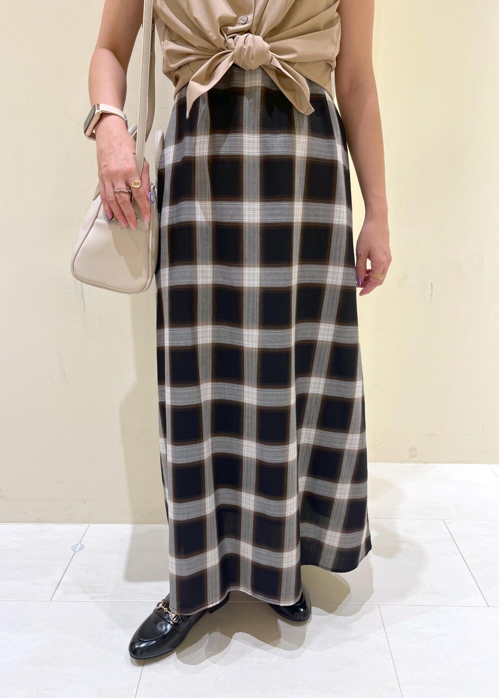 ブラック系のワンピース、イエロー系のシャツ/ブラウス、ブラック系のローファーを着用したレディースの夏コーディネートの7枚目の写真